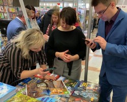 В первый день работы выставки В первый день работы выставки